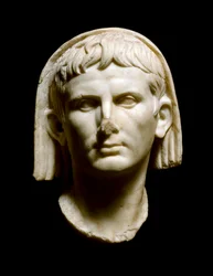 Sztuka rzymska: "głowa cesarza Augusta (Caius Julius Caesar Octavianus Augustus)"" Rzeźba marmurowa - Merida, Museo Nacional de Arte Romano - Głowa cesarza rzymskiego Augusta (Caius Julius Caesar Octavianus Augustus) (63 pne-14 AD) - Marmur rzeźba, sztuka