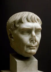 Sztuka rzymska: ""marmurowa głowa cesarza Trajana (Marcus Ulpius Traianus) (53-117 ne)"""muzeum Ostia, Włochy - Portret cesarza Trajana (Marcus Ulpius Traianus) (53-117 ne) - Rzymska rzeźba marmurowa, Epoka cesarska, II wiek n.e. - Muzeum Archeologiczne,