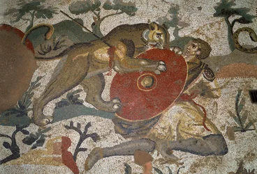 Sztuka rzymska: myśliwy zaatakowany przez lwicę chroni się tarczą. Fragment mozaiki „Wielka część myśliwska”” 315-350 n.e. Piazza Armerina, Villa Romana del Casale