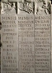 Sztuka rzymska: kalendarz z Pola Marsowego (Campo Marzio) wskazujący miesiące październik, listopad i grudzień, dni z gwiazdozbiorami i znakami zodiaku Waga, Skorpion i Strzelec oraz odpowiadające im prace rolnicze. I wiek p.n.e.-I wiek