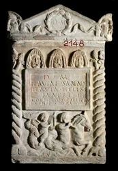 Sztuka rzymska: urna pogrzebowa z marmuru paryskiego autorstwa Flavii Sabiny, ofiarowana przez jej córkę i zięcia. II wiek po JC. Z Rzymu. Muzeum w Luwrze