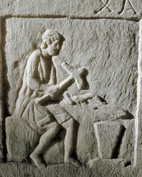Sztuka rzymska: fragment steli przedstawiający kowala uderzającego w metal na kowadle. Z Konstantynopola. I wiek p.n.e. Stambuł, Muzeum Archeologiczne