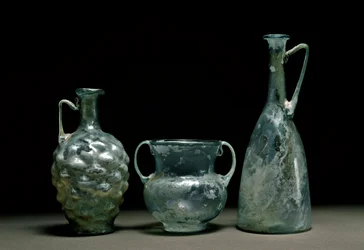 Sztuka rzymska: szklane butelki i dzbanek. I i II wiek naszej ery. Museo Nacional de Arte Romano Madryt
