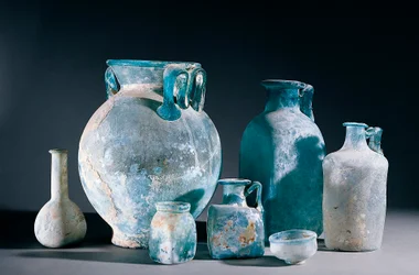 Sztuka rzymska: szklane wazony i dzbany. Z Pompejów. I wiek n.e. Neapol, Narodowe Muzeum Archeologiczne