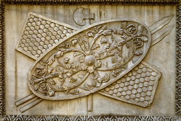 Sztuka rzymska: płaskorzeźba zdobi tarczę i broń ze Świątyni Boskiego Hadriana. 145 n.e. Rzym, Museo dei Conservatori