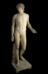 Sztuka rzymska: przedstawienie Antinousa (Antinoos lub Antinoo) (ok. 110-130 n.e.), Farnese, młodego kochanka rzymskiego cesarza Hadriana. Rzeźba marmurowa. 130-138 n.e. Wymiary: 203 cm. Muzeum Archeologiczne w Neapolu.