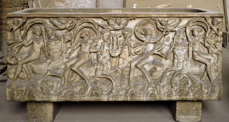 Sztuka rzymska: sarkofag ozdobiony płaskorzeźbami przedstawiającymi orszak menad oraz tańczące i grające muzykę centaury. Koniec III wieku. Museo Nazionale Romano (lub delle Terme), Rzym