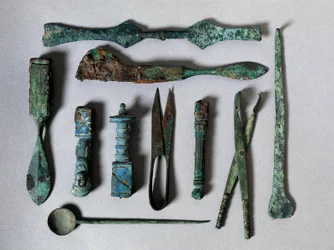 Sztuka rzymska: zestaw narzędzi chirurgicznych z Domu Chirurga w Pompejach. I wiek p.n.e. Neapol, Museo Archeologico Nazionale