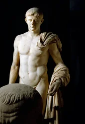 Sztuka rzymska: posąg cesarza Klaudiusza I (Tiberius Claudius Drusus) (10 p.n.e.-54 n.e.) z Formiae. Narodowe Muzeum Archeologiczne, Neapol