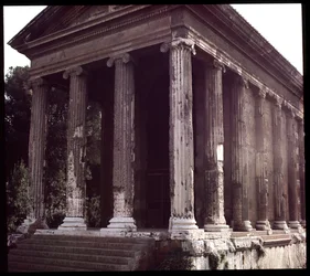 Sztuka rzymska: widok ruin świątyni Portunusa (świątynia męskiej fortuny), stanowisko archeologiczne Forum Boarium, 70-80 AD, Rzym, Włochy (sztuka rzymska: widok świątyni Fortuna Virilis (Portunus) Rzym, Włochy) Fotografia