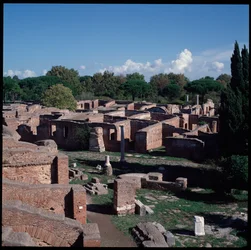 Sztuka rzymska: widok ruin stanowiska archeologicznego Ostia