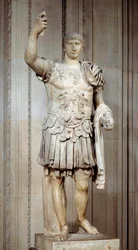 Posąg cesarza rzymskiego Trajana (Marcus Ulpius Traianus lub Traiano) (53-117 n.e.), stojący, okręt wojenny. Około 108 n.e. Słońce 2 m, Paryż, Muzeum Luwru