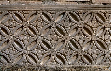 Fragment architektoniczny z rzeźbioną dekoracją, wysoki okres cesarski (27 pne-395 ne)
