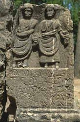 Stela z dwiema postaciami ludzkimi, okres cesarski (27 pne-395 ne)