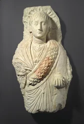 Figura nagrobna kobiety, znaleziona w Oksyrynchos, III-IV w. (wapień ze śladami zaprawy i farby)