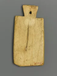 Zawieszka mumia z greckim napisem (drewno i pigment)