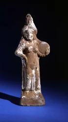 Statuetka bogini Izydy trzymającej tympanon (malowana terakota)