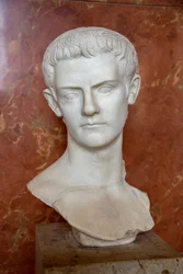Sztuka Rzym Popiersie cesarza Kaliguli (12 - 41 ne) Marmur