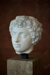 Sztuka Rzym Głowa cesarza rzymskiego Mark Aurele Young (121 - 180 ne) Marmur
