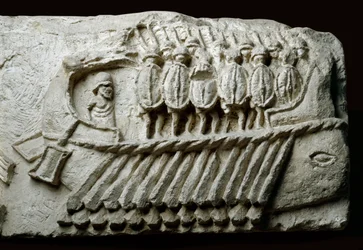 Odlew rzymskiego okrętu biremy przewożącego uzbrojonych żołnierzy (relief na skale)