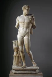 Rzymska rzeźba z marmuru Diomede według greckiego oryginału. Od Kumy. Wymiary 177 cm Narodowe Muzeum Archeologiczne, Neapol