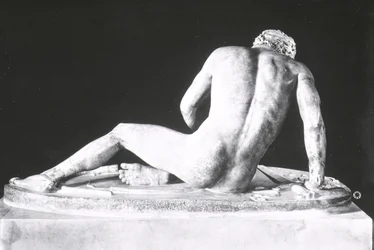 Dying Gal, kopia greckiego oryginału z ok. 230-220 pne autorstwa Epigonos (marmur) (zdjęcie czarno-białe) (widok z tyłu)