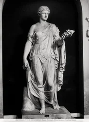 Figura kobieca Flora Farnese, II-III w. n.e. (marmur) (zdjęcie czarno-białe)