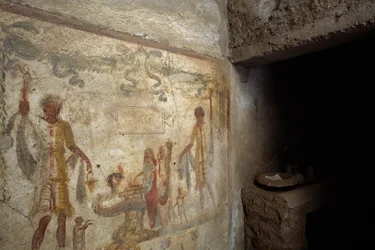 Fresk przedstawiający Lararium w pobliżu wejścia do kuchni, Dom Caiusa Juliusza Polibiusza, Pompeje (Lista Światowego Dziedzictwa UNESCO