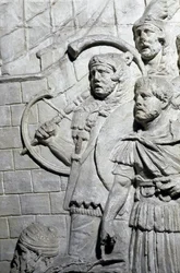 Sztuka rzymska: „”Wojownicy rzymscy podczas pierwszej wojny w Dacji”” Forma z 1862 roku odtwarzająca płaskorzeźby kolumny Trajana (kolumna Trajane) (Colonna Traiana) w Rzymie zbudowanej za panowania cesarza Trajana (53-117) . Kolumna Trajane upamiętnia