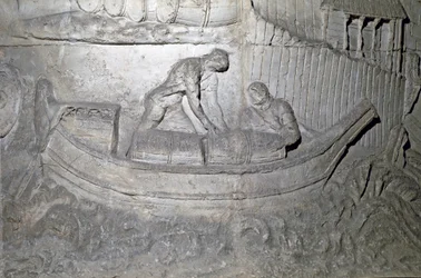 Sztuka rzymska: „” łódź ładuje zapasy na Dunaju podczas pierwszej wojny w Dacji”” Forma z 1862 r. Odwzorowująca płaskorzeźby kolumny Trajana (kolumna Trajane) (Colonna Traiana) w Rzymie zbudowanej za panowania cesarza Trajana ( 53-117). Trajane co