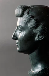 Sztuka rzymska: popiersie Liwii (55 p.n.e.-29 n.e.) (Livia Drusilla Augusta), żony cesarza rzymskiego Augusta (Oktawian, Oktawian lub po łacinie Gaius Julius Caesar Octavianus) (61 p.n.e.-14 n.e.). 31 p.n.e. Rzeźba bazaltowa. Wymiary 0,32 m. Muzeum Luwru