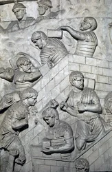 Sztuka rzymska: „”budowa fortu w rzymskim obozie”” Forma z 1862 roku odtwarzająca płaskorzeźby kolumny Trajana (kolumna Trajane) (Colonna Traiana) w Rzymie zbudowanej za panowania cesarza Trajana (53-117) . Kolumna Trajane upamiętnia t