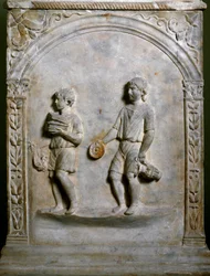 Sztuka rzymska: ołtarz grobowy przedstawiający dwóch służących niosących przedmioty przeznaczone na ofiarę. Płaskorzeźba. Rzym, Museo Nazionale Romano