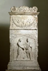 Sztuka rzymska: ołtarz nagrobny ozdobiony sceną ślubu (Junctio dextrarum). Płaskorzeźba. Rzym, Museo Nazionale Romano. Małżeński uścisk dłoni (Junctio dextrarum). Marmurowy relief, sztuka rzymska, z ołtarza nagrobnego małżeństwa. Rzym, Museo Nazionale