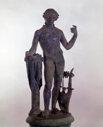 Sztuka rzymska: posąg Apolla z brązu. Muzeum Starożytności Rzymskich w Rzymie
