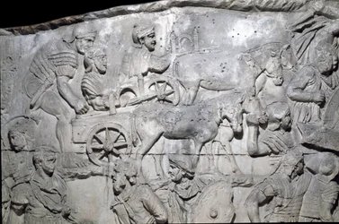 Sztuka rzymska: „”Rzymska armia w toku”” Forma z 1862 roku odtwarzająca płaskorzeźby kolumny Trajana (kolumna Trajane) (Colonna Traiana) w Rzymie zbudowanej za panowania cesarza Trajana (53-117). Kolumna Trajane upamiętnia zwycięską kampanię