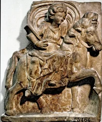 Sztuka rzymska: bogini Epona, bóstwo pochodzenia galijskiego, patronka jeźdźców i podróżnych. Wapienna stela znaleziona w Gannat (Allier), Owernia. Saint-Germain-en-Laye. Muzeum Starożytności Narodowych