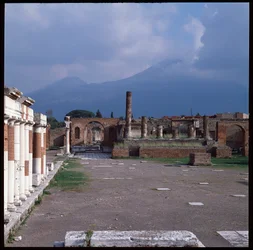 Sztuka rzymska: widok forum, stanowisko archeologiczne w Pompejach (I wiek pne-I wiek ne) Włochy (sztuka rzymska: widok forum Pompei
