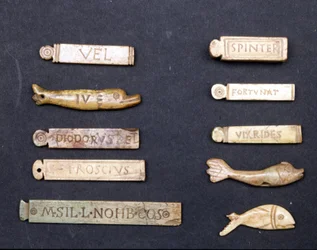 Bilety do teatru z kości słoniowej z czasów rzymskich. Museo della Scala w Mediolanie