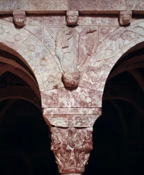 Fragment symboli ewangelistów Jana i Marka wyrzeźbionych na trybunie Zakonu