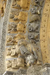 Fragment rzeźbionego sklepienia fasady katedry Saint Marie, Oloron Sainte Marie (Pireneje Atlantyckie)