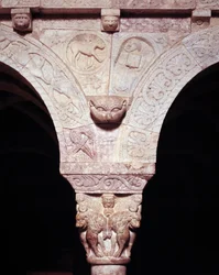 Szczegół baranka bożego i symbol ewangelisty Łukasza wyrzeźbiony na trybunie klasztoru