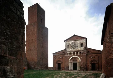 Fasada i wieża kościoła św Piotra (san Pietro), zbudowana około 1250 i odrestaurowana w 1870, Tuscania, Włochy