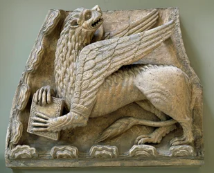 Rzeźby Gryfa z oryginału portalu kościoła Saint Loup de Naud (Sekwana i Marna) 1170 Paryż, muzeum zabytków francuskich