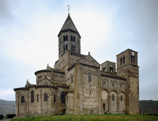 Sztuka romańska: widok kościoła Saint-Nectaire (XII w.).