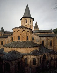Sztuka romańska: widok kościoła opactwa Sainte Foy (Sainte-Foy) w Conques