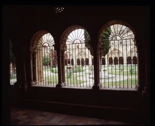 Widok na krużganek katedry Sainte Thecle (Sainte-Thecle) w Tarragona