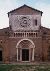 Widok fasady kościoła San Pietro (ok. 1250, restauree 1870) Tuscania, włochy (Fasada kościoła św Piotra (san Pietro), zbudowana ok. 1250 i odrestaurowana w 1870, Tuscania, Włochy)
