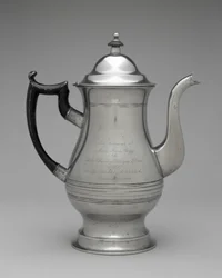 Czajnik lub Czajniczek 1830-1870 (cyna, niezidentyfikowane drewno)