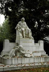 Pomnik ku czci niemieckiego kompozytora Johannesa Brahmsa (1833-1897) wyreżyserowany przez Rudolfa von Weyra (1847-1914). Ressel Park, Wiedeń Austria